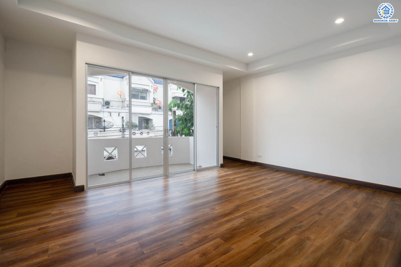 บ้านมือสองตกแต่งใหม่ ม.ไชน่าทาวน์ รามอินทรา เนื้อที่ 21 ตร.ว. ฟังก์ชัน 3 ห้องนอน 3 ห้องน้ำ จอดรถได้ 1 คัน สภาพแวดล้อมเยี่ยม เชื่อมต่อ ถ.ลาดปลาเค้า, ถ.เกษตร-นวมินทร์, ถ.รามอินทรา รถไฟฟ้าสายสีเขียว "สถานีเสนานิคม" และทางด่วน "ฉลองรัช"